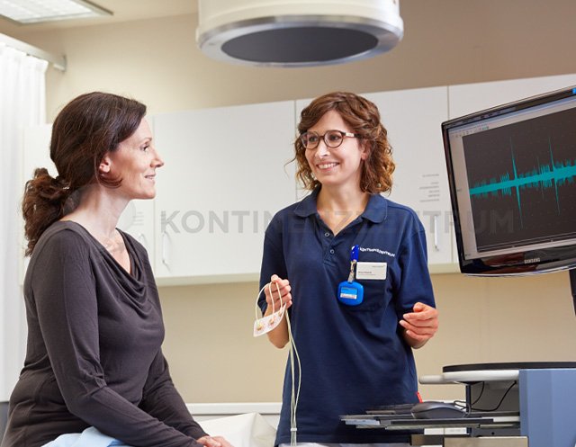 Ärztin und Patientin bereiten Beckenbodentraining vor