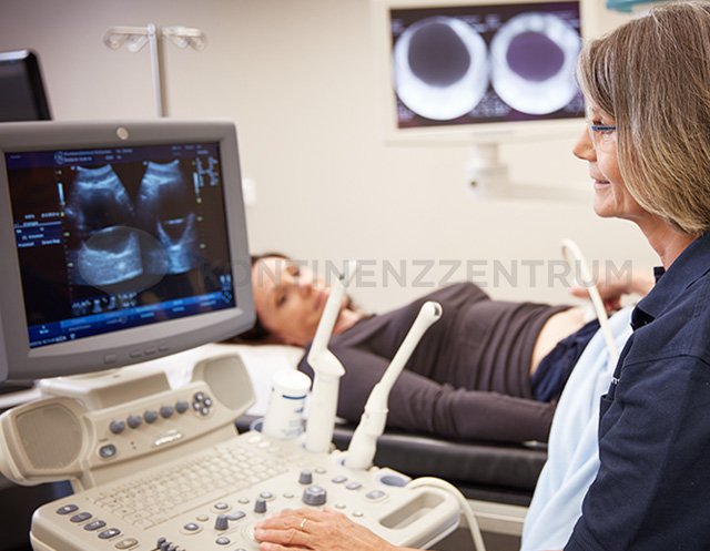 Patientin wird per Ultraschall untersucht